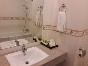 Bathtub, free toiletries, hair dryer, slippers - Stung Sangke Hotel (Battambang)