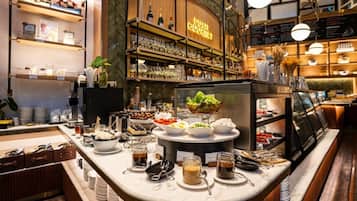 Desayuno continental diario (THB 530 por persona)