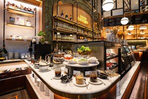 Petit déjeuner continental (530 THB par personne)