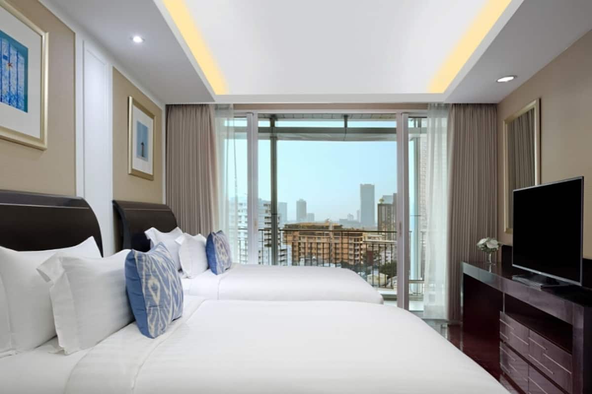Premium bedding, minibar, in-room safe, desk