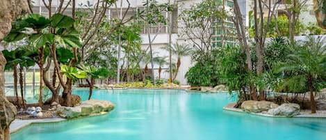 Piscine extérieure, accÚs possible de 7 h à 20 h, chaises longues