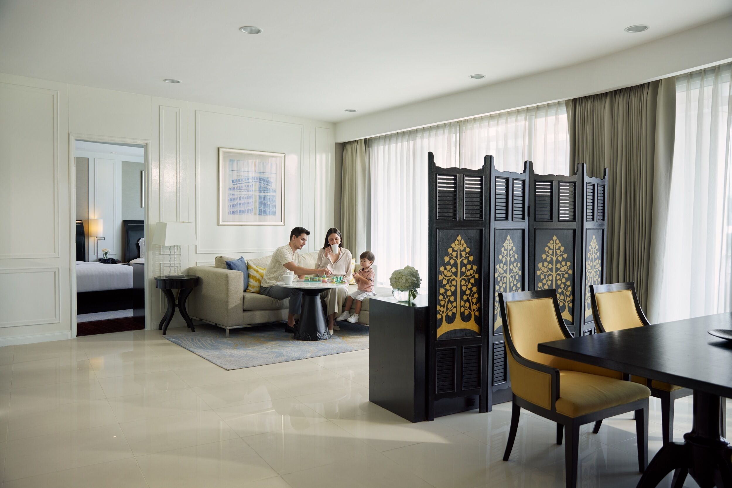 أغطية فراش متميزة وميني بار وخزنة داخل الغرفة ومكتب