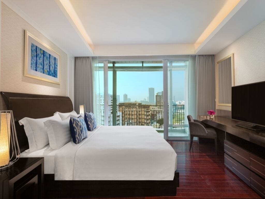 أغطية فراش متميزة وميني بار وخزنة داخل الغرفة ومكتب