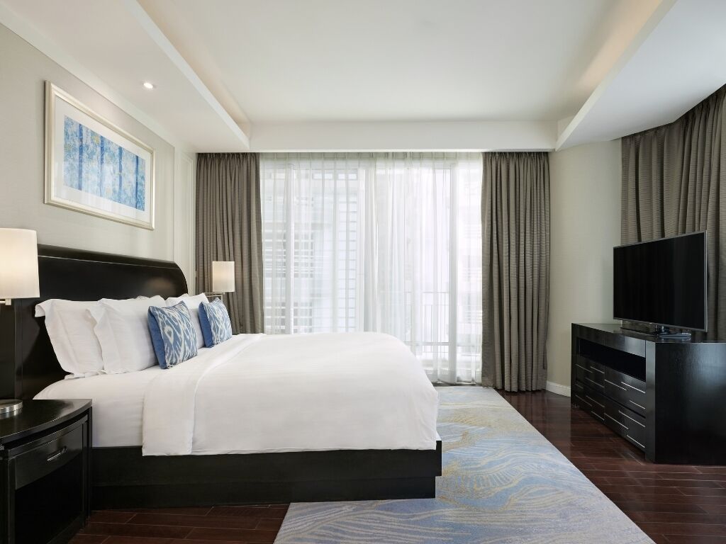 أغطية فراش متميزة وميني بار وخزنة داخل الغرفة ومكتب