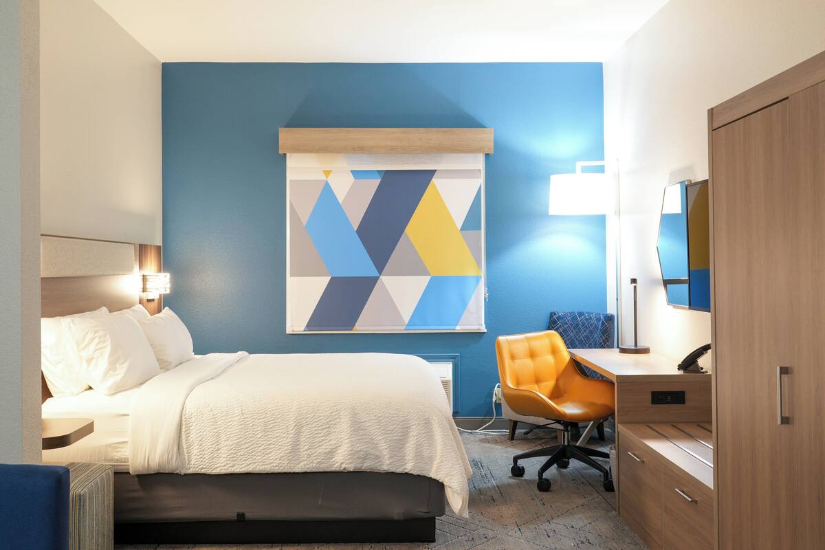 Suite, 1 King Bed, Accessible (Mobility Tub) | Premium bedding, pillowtop beds, laptop workspace, blackout drapes