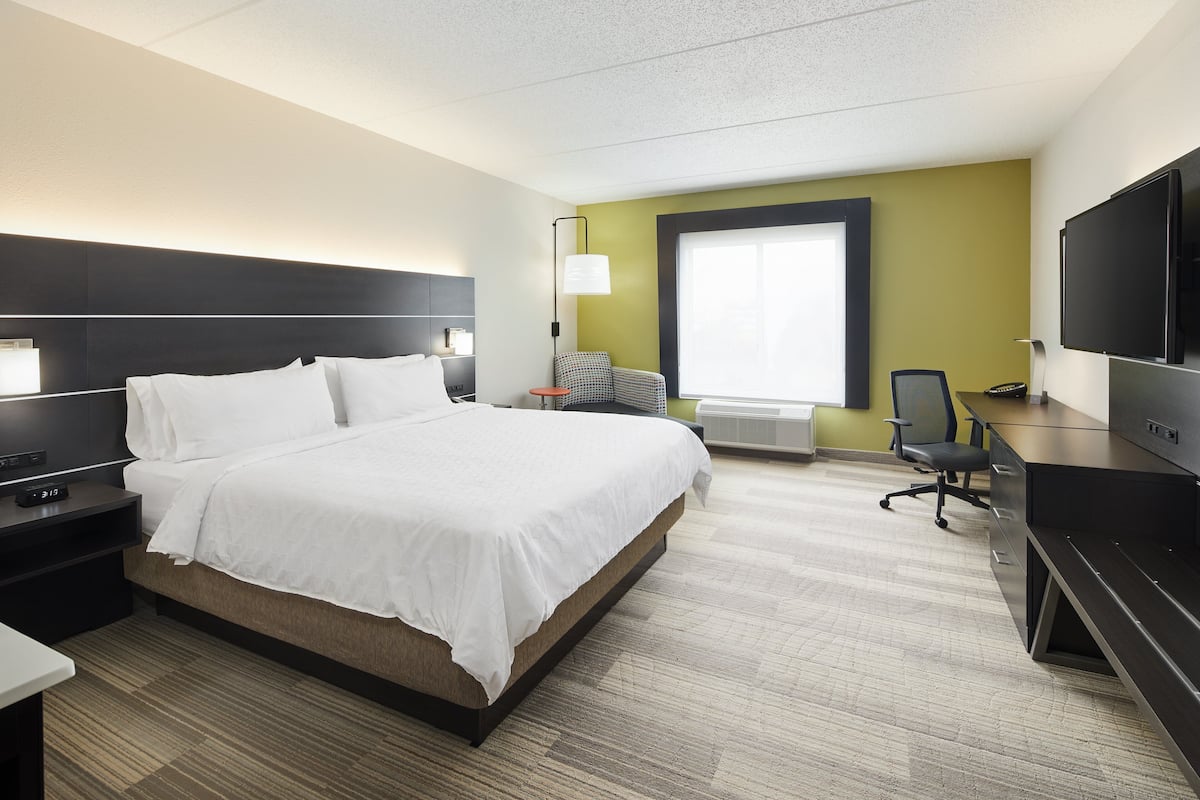 Premium bedding, in-room safe, desk, blackout curtains