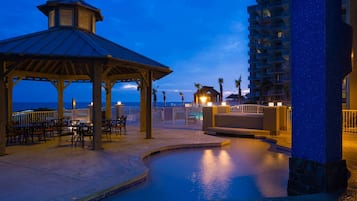 Piscine couverte, piscine extérieure, parasols de plage, chaises longues