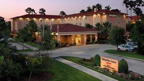 Un hotel TownePlace Suites Marriott con césped cuidado, una entrada acogedora y un aparcamiento.