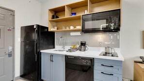 Full-size fridge, microwave, stovetop, dishwasher