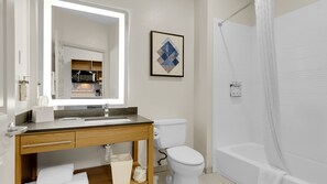 Bañera con ducha, secador de pelo, toallas