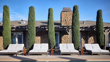 Piscine extérieure, tentes de plage, chaises longues