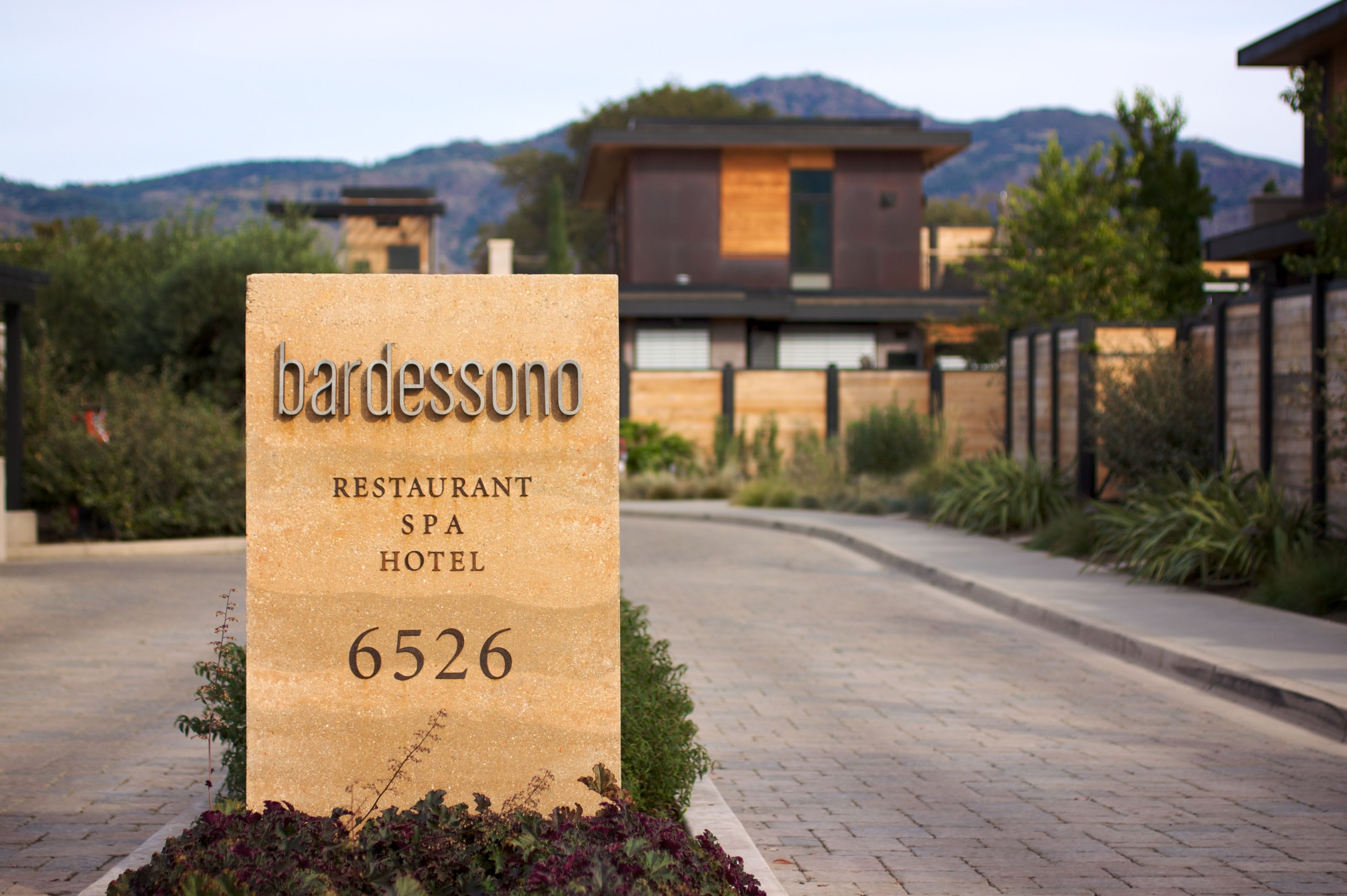 Señal de 'Bardessono Restaurant Spa Hotel' con el número 6526.