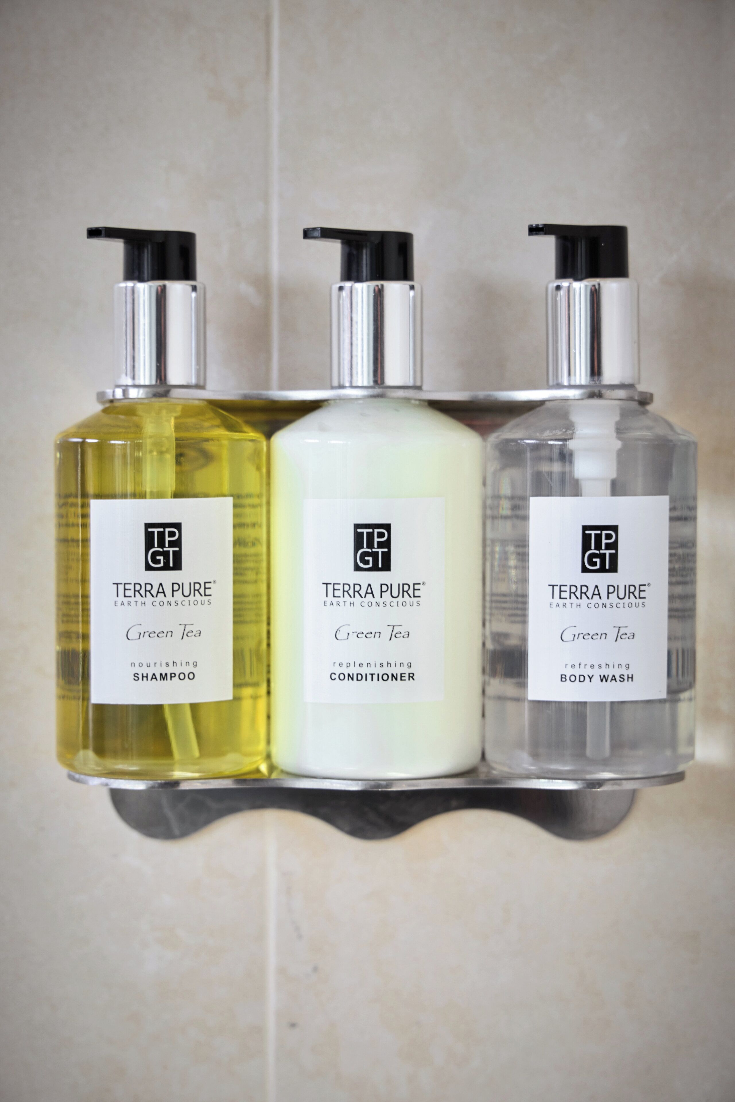 Tre flasker med Terra Pure produkter står på en hylde.