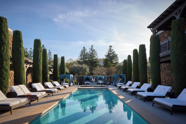 Utendørsbasseng, bassengtelt (mot betaling) og solsenger