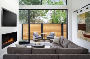 55-英寸电视（配备有线频道）、壁炉、iPod 基座