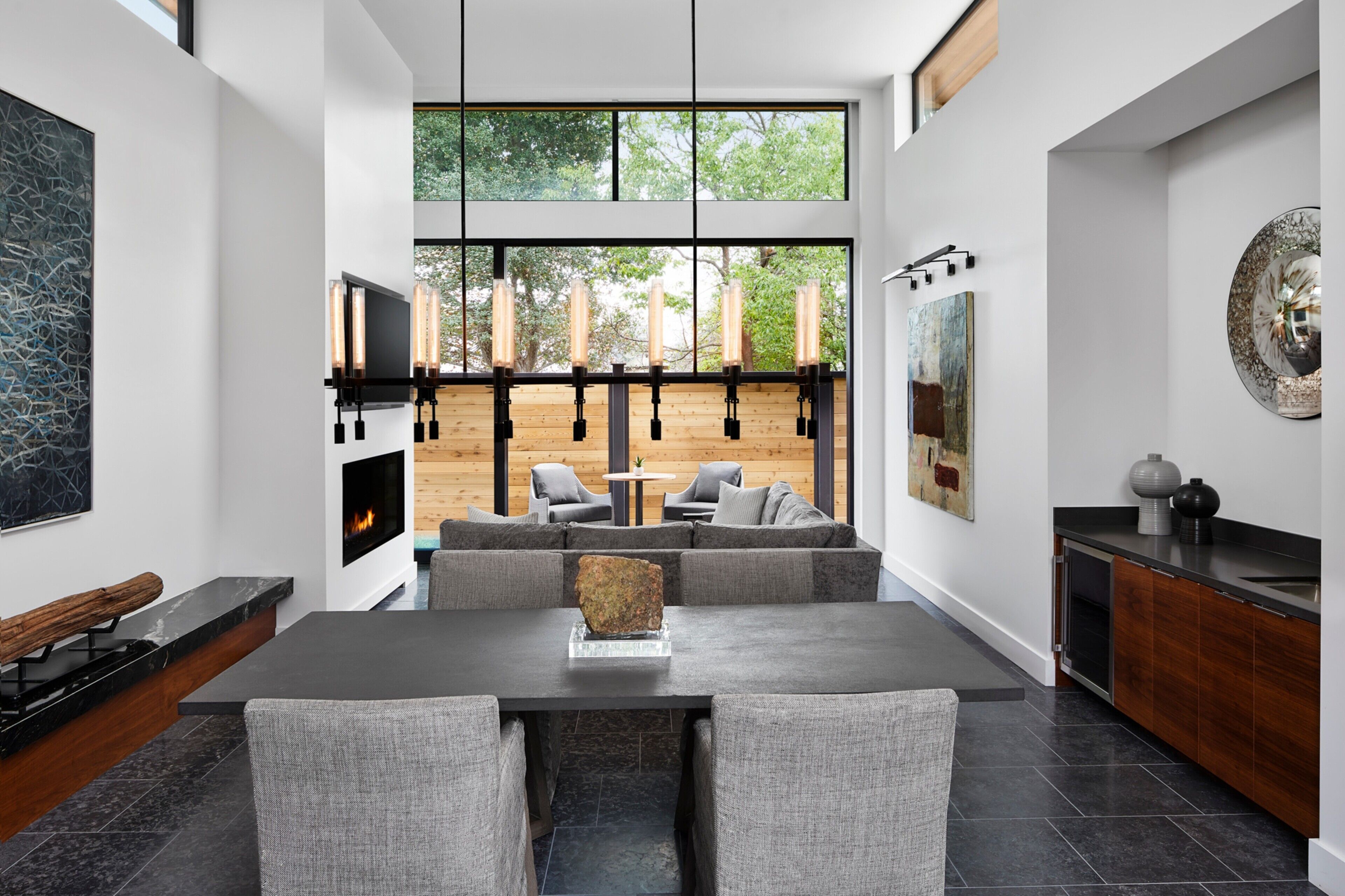 Una cocina moderna con comedor, ventanas amplias y chimenea.
