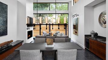 Una cocina moderna con comedor, ventanas amplias y chimenea.