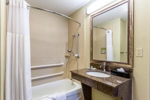 Habitación, 1 cama de matrimonio (Mobility, Transfer Shower) | Baño | Ducha y bañera combinadas, secador de pelo y toallas