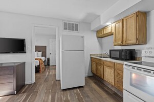 Habitación Deluxe doble, 2 camas de matrimonio, no fumadores, cocina básica | Cocina privada | Frigorífico, microondas y cafetera o tetera