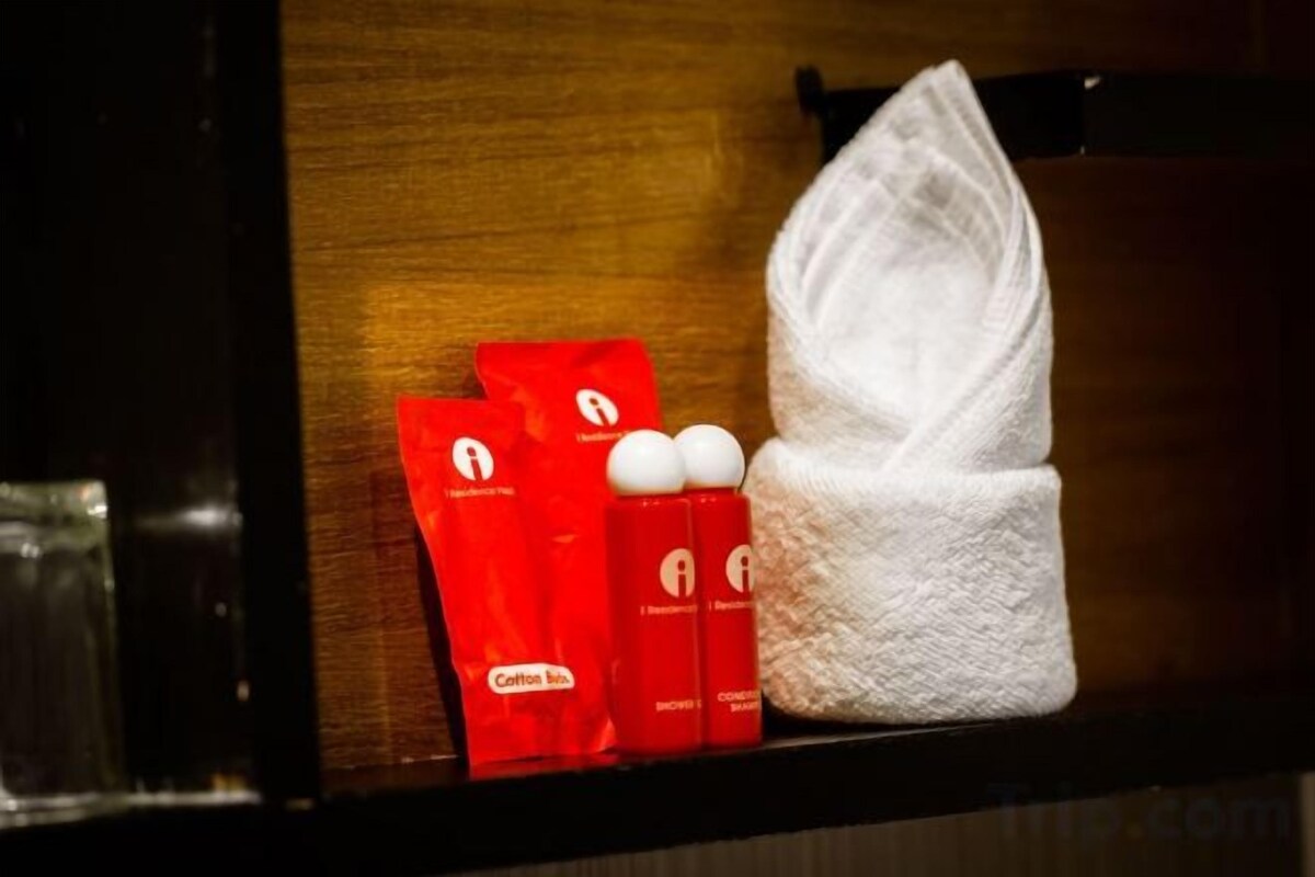 Shower, free toiletries, hair dryer, bidet