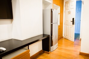 Caja de seguridad en la habitación, escritorio y cortinas blackout