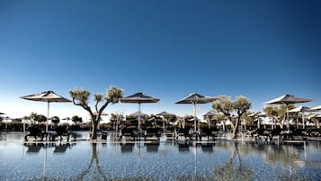Innenpool, Außenpool, Sonnenschirme, Liegestühle