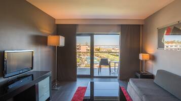 Minibar, caja de seguridad en la habitación y escritorio