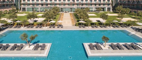 Piscine couverte, piscine extérieure, parasols de plage, chaises longues