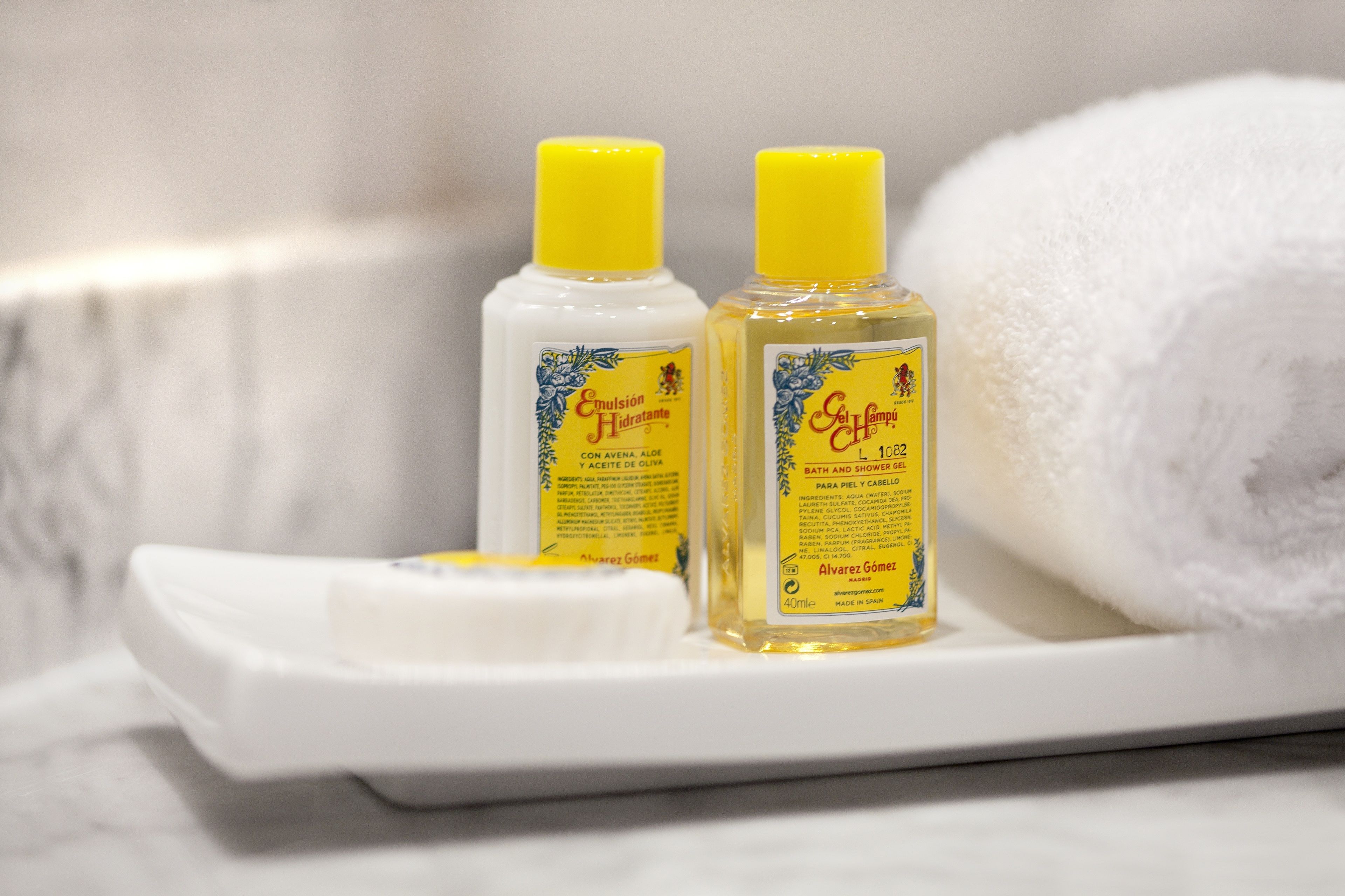 combined shower/bathtub, free toiletries, hair dryer, bidet