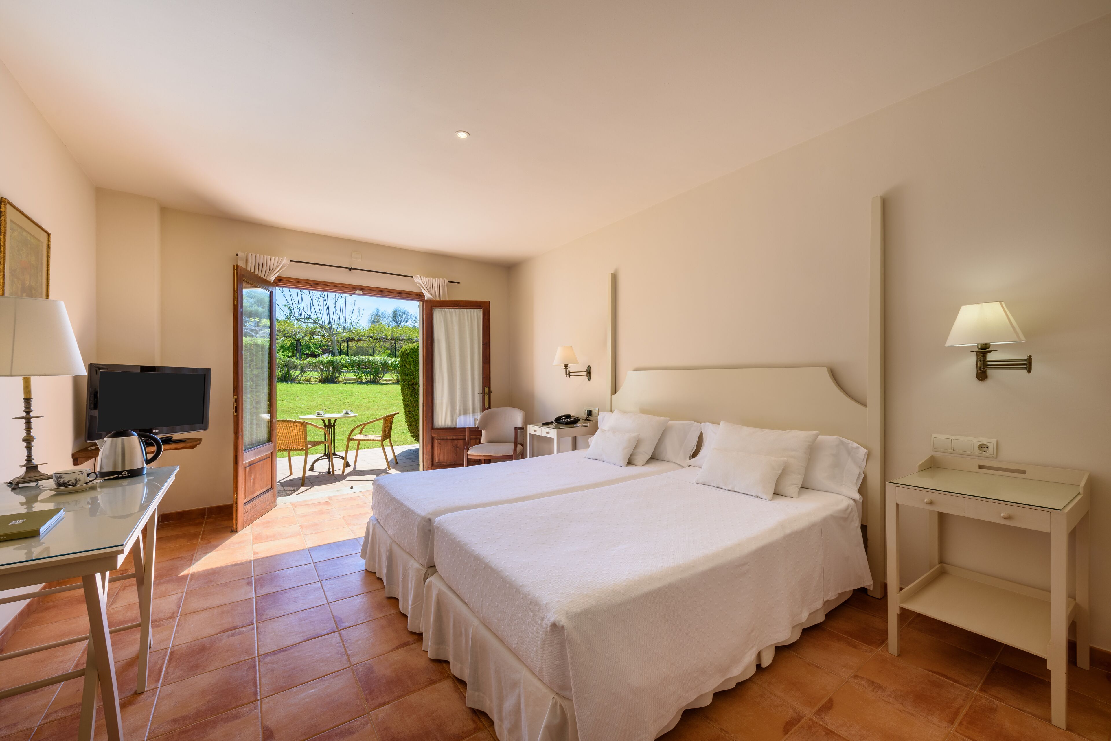 Escritorio, wifi gratis, decoración personalizada y muebles diferentes 