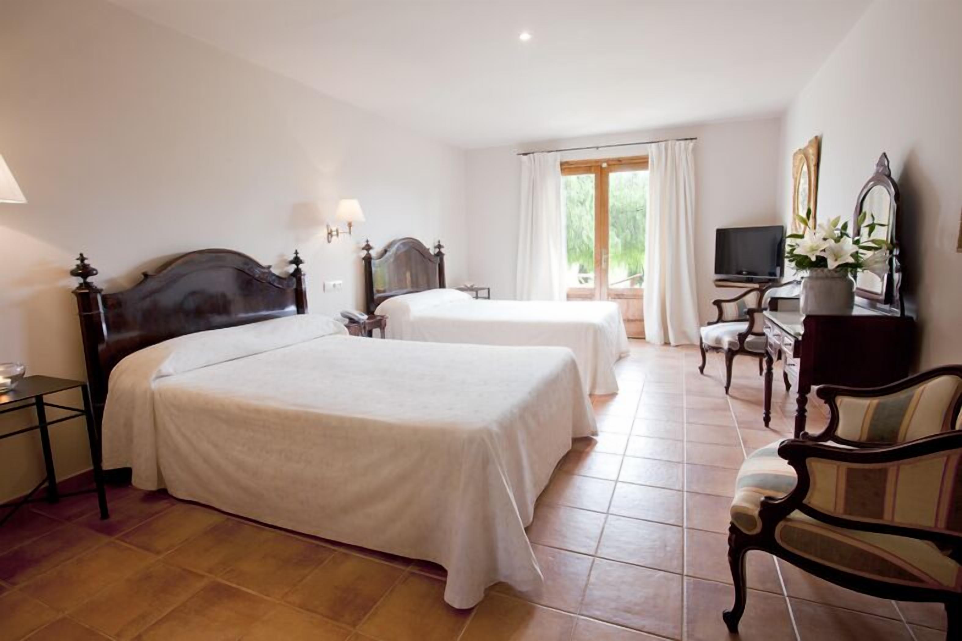 superior twin room, terrace | in-room safe, individually decorated, individually furnished, desk