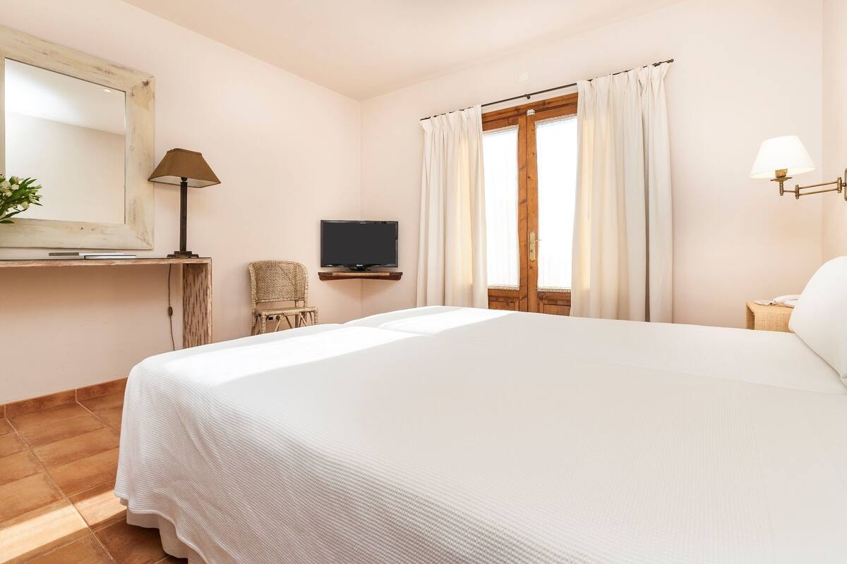 Habitación estándar con 2 camas individuales, terraza | Escritorio, wifi gratis, decoración individual y mobiliario individual