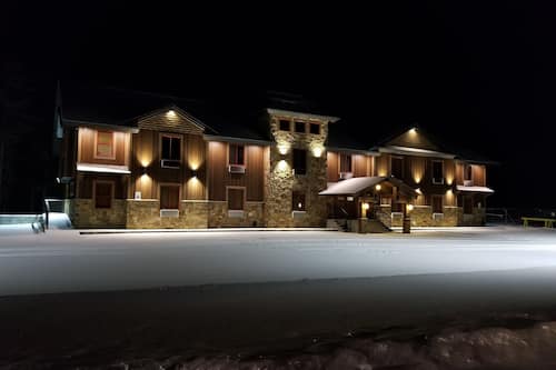 Voorkant accommodatie - avond/nacht