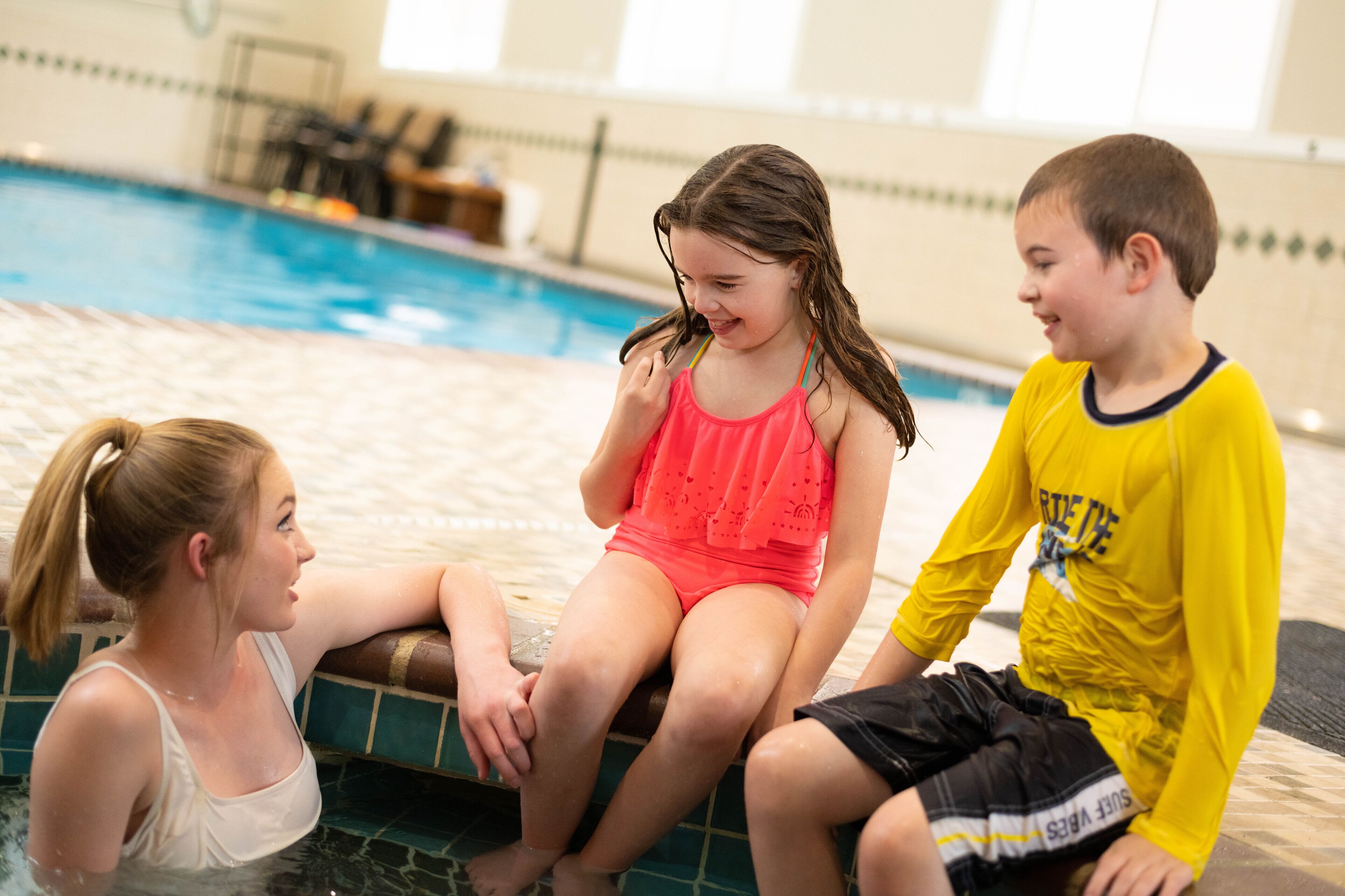 室內游泳池，開放時間為 10:00 至 22:00，提供日光浴躺椅