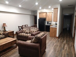 Suite Deluxe, varias camas, patio | Cocina privada | Microondas, cafetera y tetera y congelador