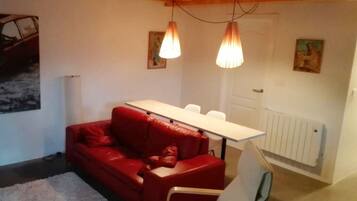 Classic-Apartment, 2 Schlafzimmer | Schreibtisch, schallisolierte Zimmer, Zustellbetten, kostenloses WLAN