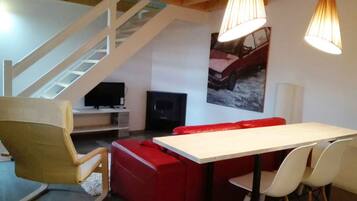 Classic-Apartment, 2 Schlafzimmer | Schreibtisch, schallisolierte Zimmer, Zustellbetten, kostenloses WLAN