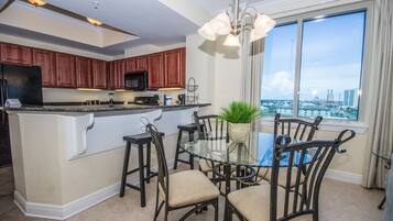 Two bedroom Two Bathroom Condo | In-room dining