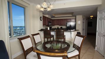 Two bedroom Two Bathroom Condo | In-room dining