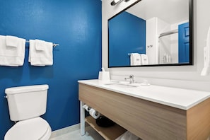 Artículos de tocador gratuitos, secador de pelo, toallas, jabón