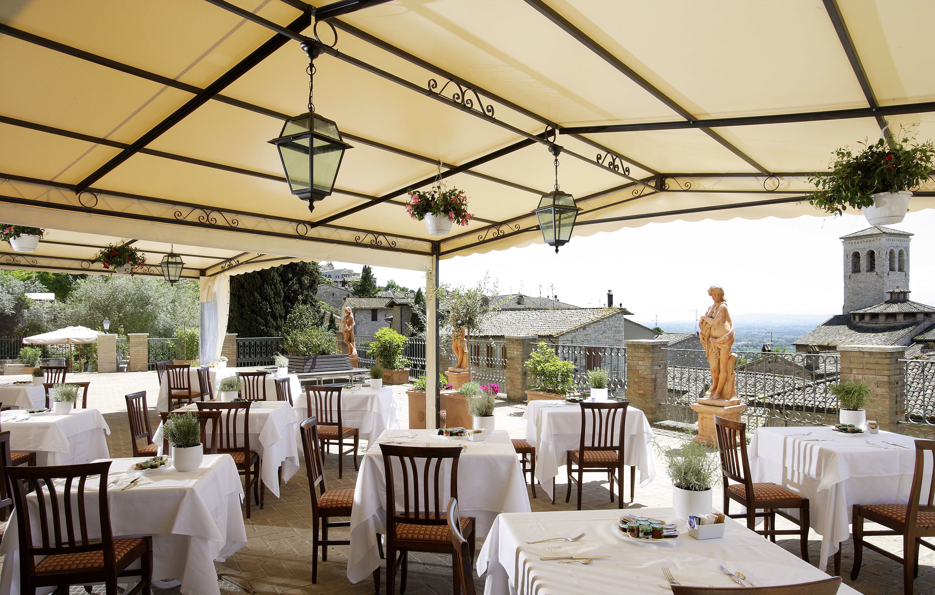 3 restaurants, breakfast served