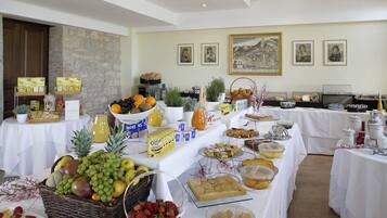 Una mesa de bufé con diversos alimentos y bebidas.