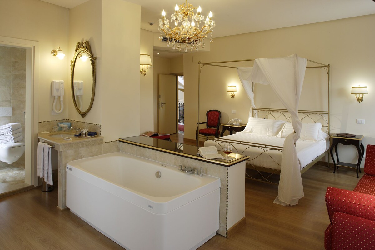 Ropa de cama de alta calidad, cubrecamas y minibar 