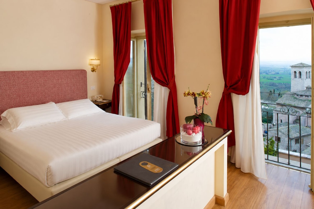 Ropa de cama de alta calidad, cubrecamas y minibar 