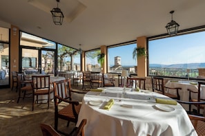 3 restaurants, breakfast served