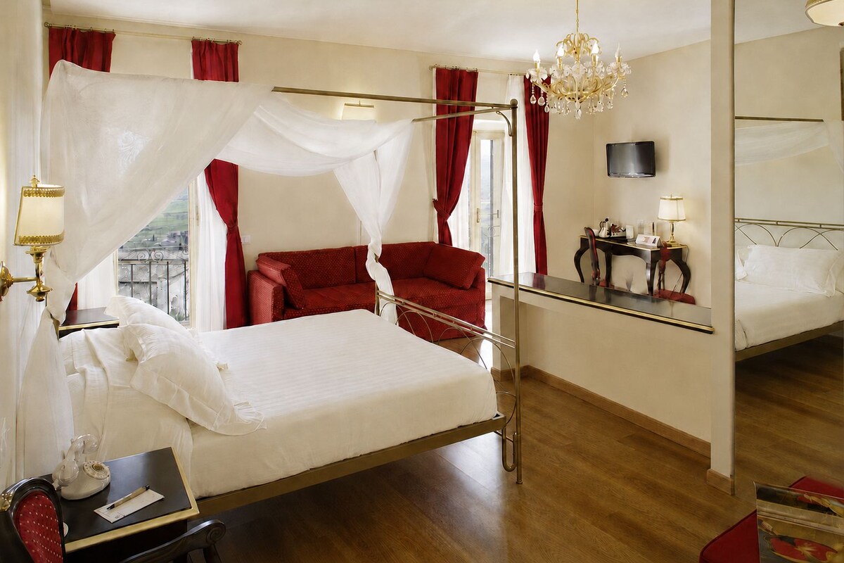 Ropa de cama de alta calidad, cubrecamas y minibar 