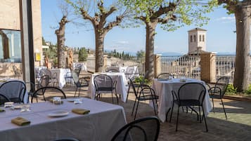 3 Restaurants; Frühstück und Abendessen werden serviert