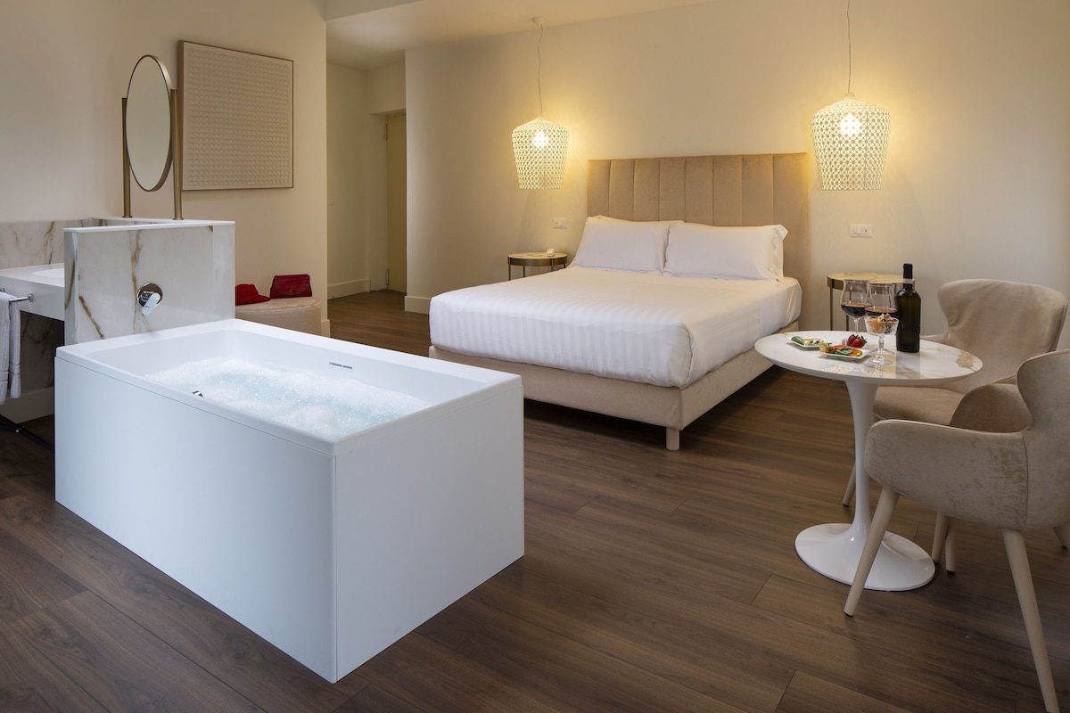 Suíte, banheira de imersão (No Lift) | Roupas de cama premium, edredons de pluma, frigobar, cofres nos quartos