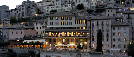 Façade de l’hébergement - soirée/nuit