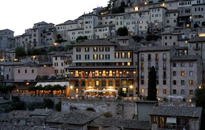 Front of property - evening/night - Giotto Hotel & Spa (Assisi)